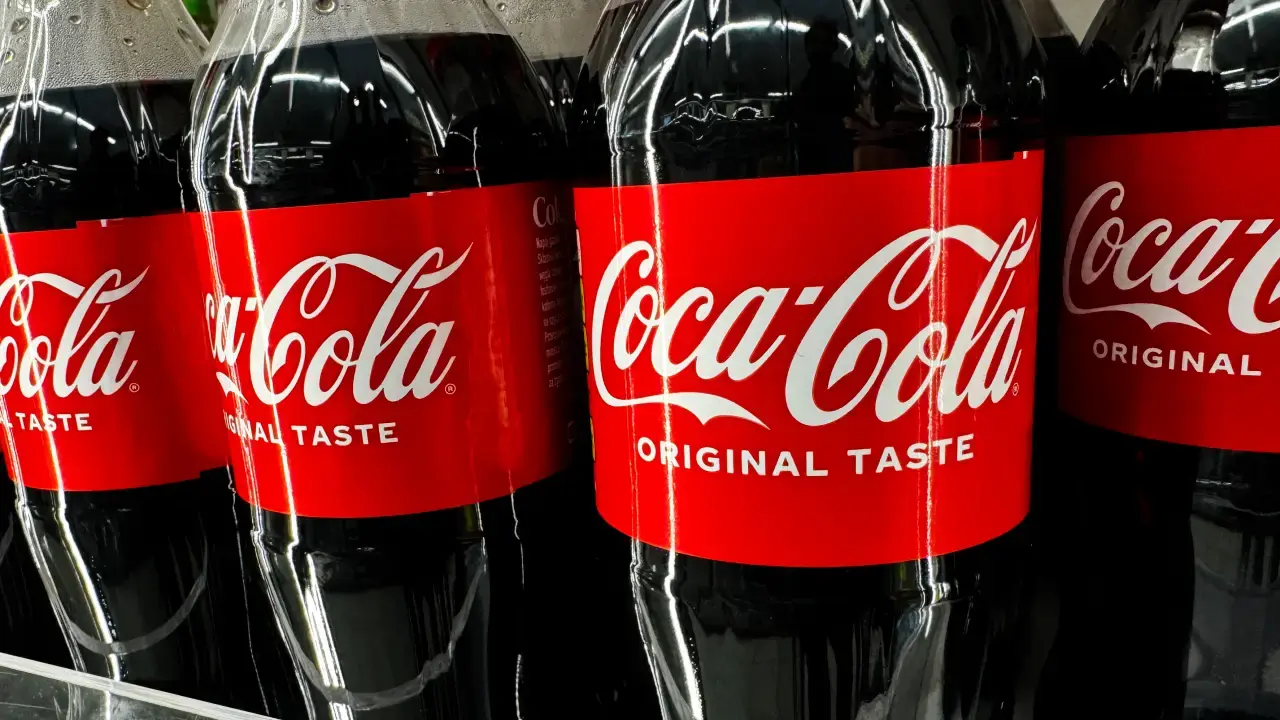 Coca-Cola reformula embalagens no Brasil em estratégia global; veja o que muda