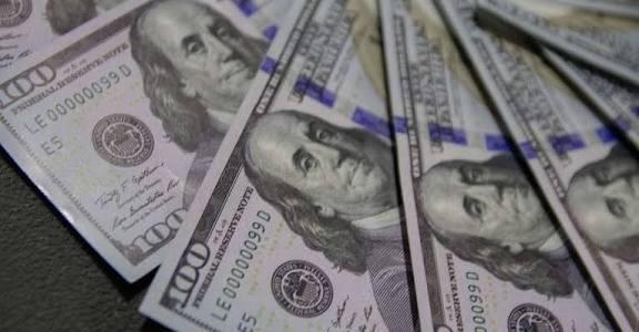Dólar cai para R$ 5,07, menor nível em um mês; Bolsa fica estável
