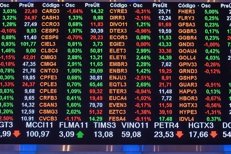 Ibovespa fecha em alta mesmo com pressão da Petrobras; dólar vai a R$ 5,11