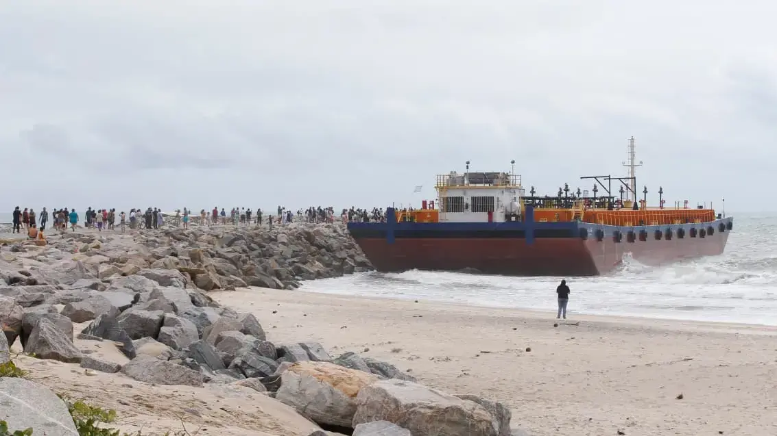Navio encalha em espigão da Praia do Icaraí, em Caucaia