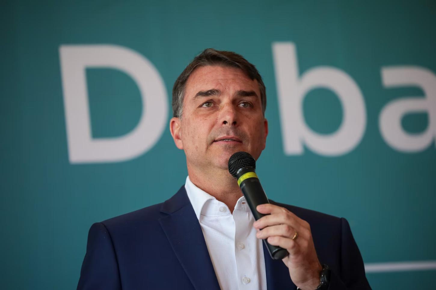 PL oficializa Flávio à Presidência com vídeo de Michelle, apoio de Milei e sem anunciar alianças