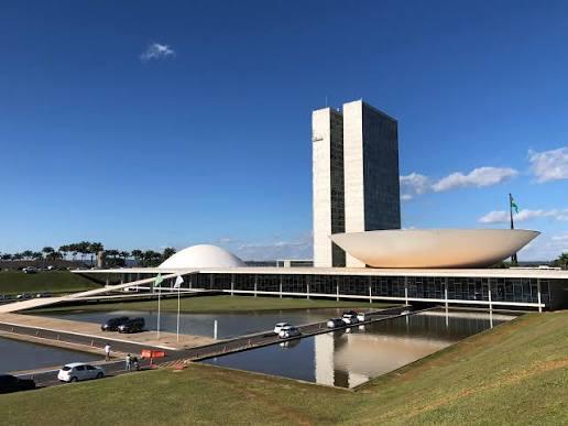 Um país de valores invertidos: quem produz riqueza tá falido e quem controla a burocracia estão ricos