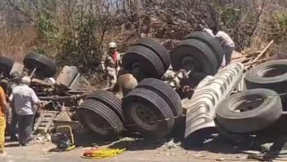 Caminhão carregado de telhas tomba e deixa três mortos em rodovia no Ceará