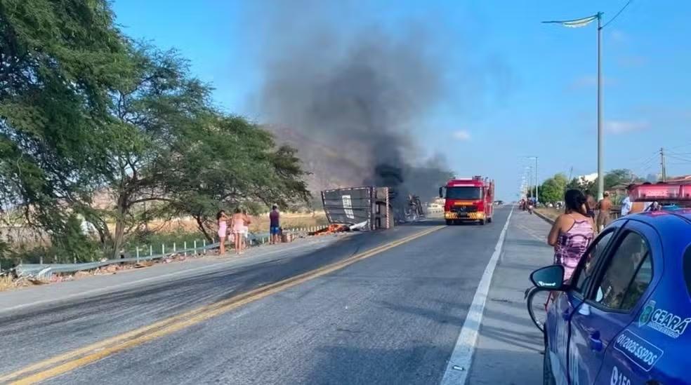 Caminhão tomba e pega fogo na BR-222 em Irauçuba, neste domingo (23)