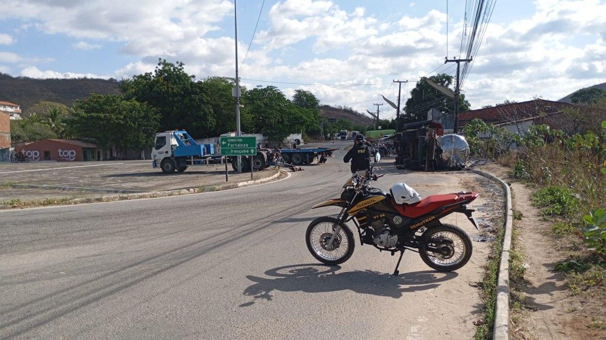 Carreta com ligante para asfalto que tombou em Itapajé será removida nesta segunda-feira, 17