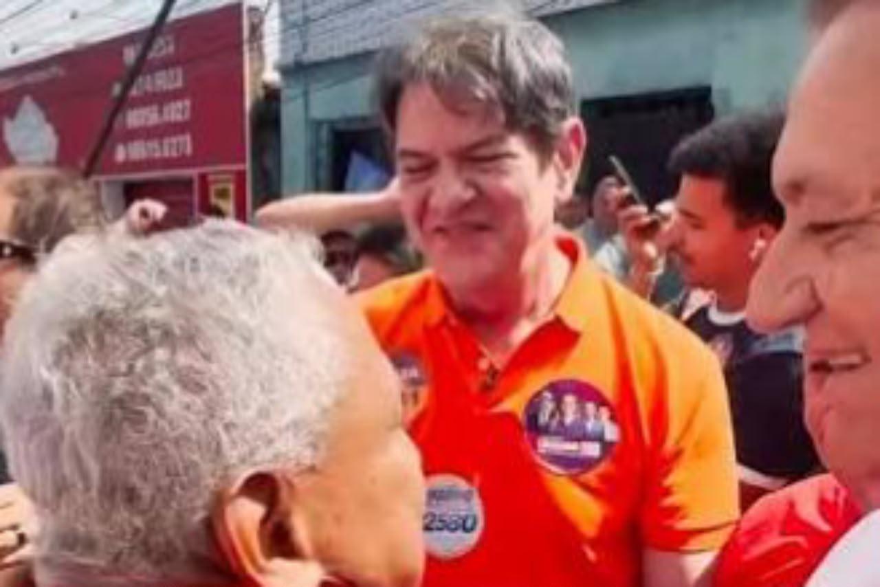 Cid Gomes se desentende e empurra aliado durante agenda em Canindé