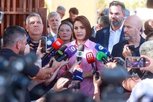 “Colocamos uma pedra”, diz Michelle sobre brigas com Flávio Bolsonaro.