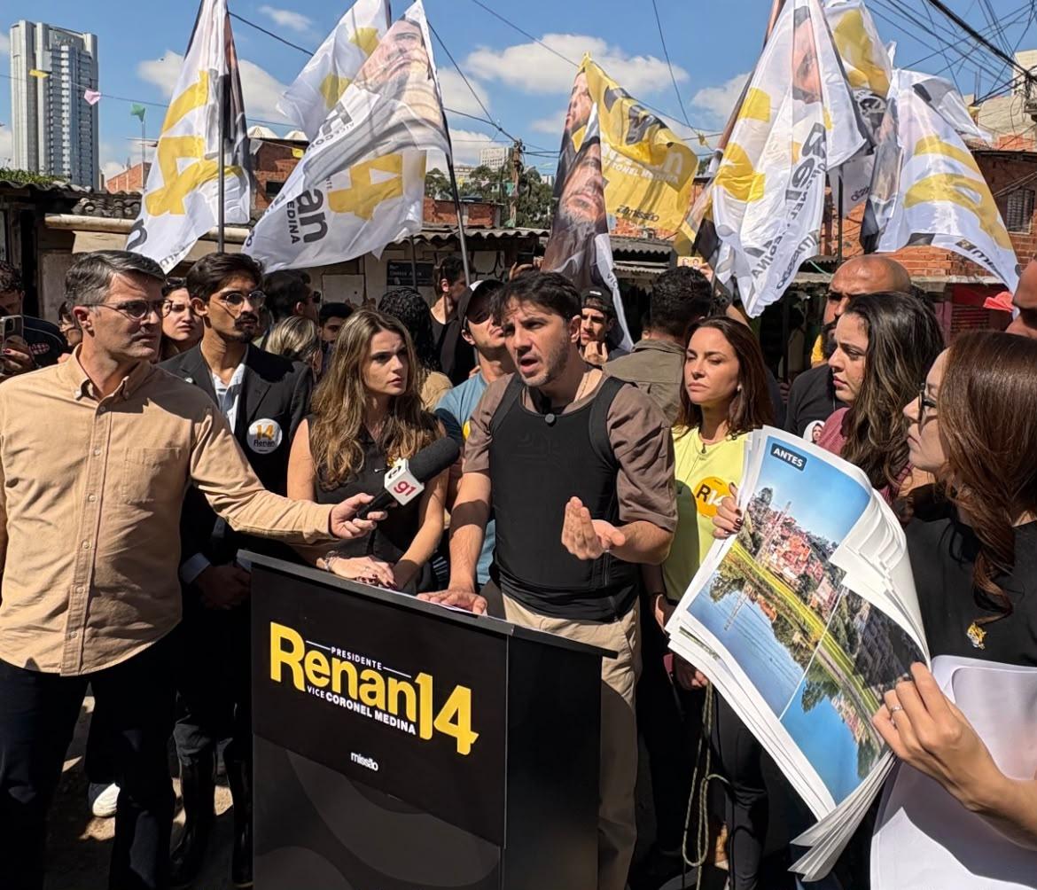 De colete à prova de balas, Renan Santos vai a comunidade em SP e promete programa de R$ 1,5 trilhão contra favelização