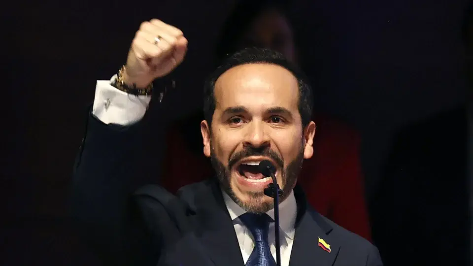 Direita retoma o poder na Colômbia prometendo reverter a era Petro e sob ameaça de atentados