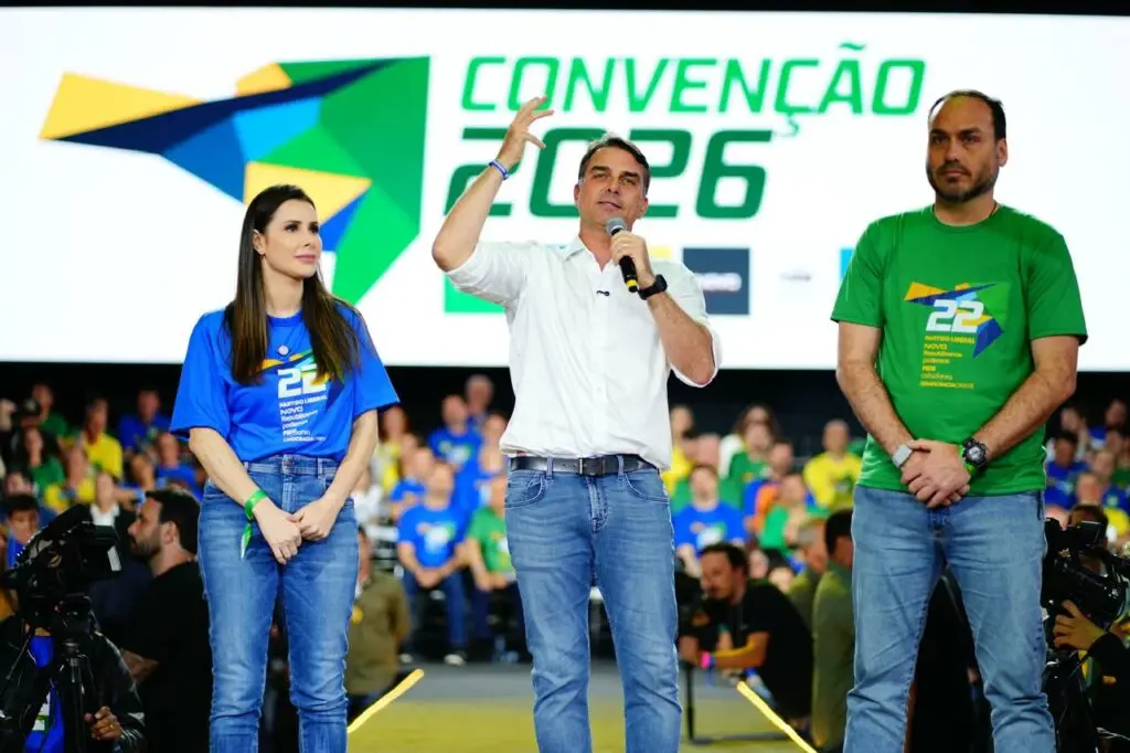 “Eu sou Jair Bolsonaro”, diz Carlos ao lançar candidatura ao Senado