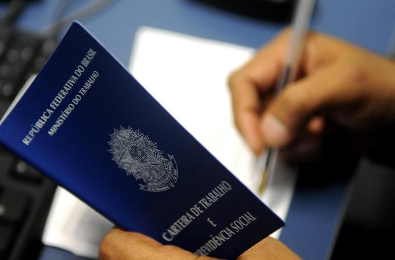 Fim da 6x1: Empresas repassarão custos a consumidor, diz pesquisador