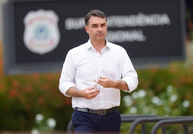 Flávio Bolsonaro defende CNH aos 16 anos e liga proposta à redução da maioridade penal