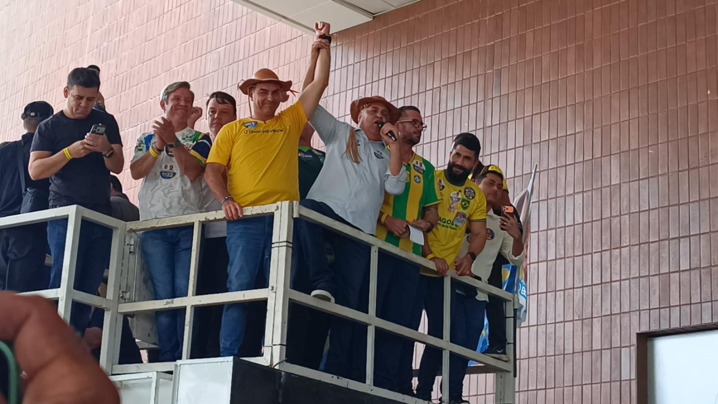 Flávio Bolsonaro é recebido por apoiadores em Alagoas e faz carreata