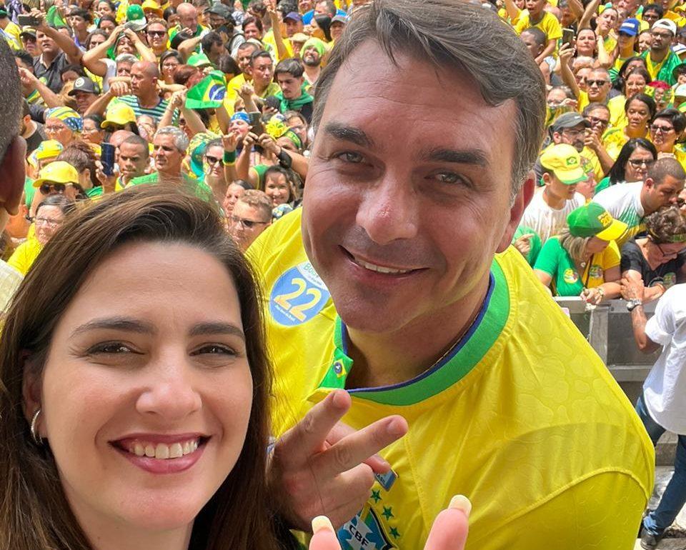 Flávio Bolsonaro inicia campanha à Presidência em Copacabana