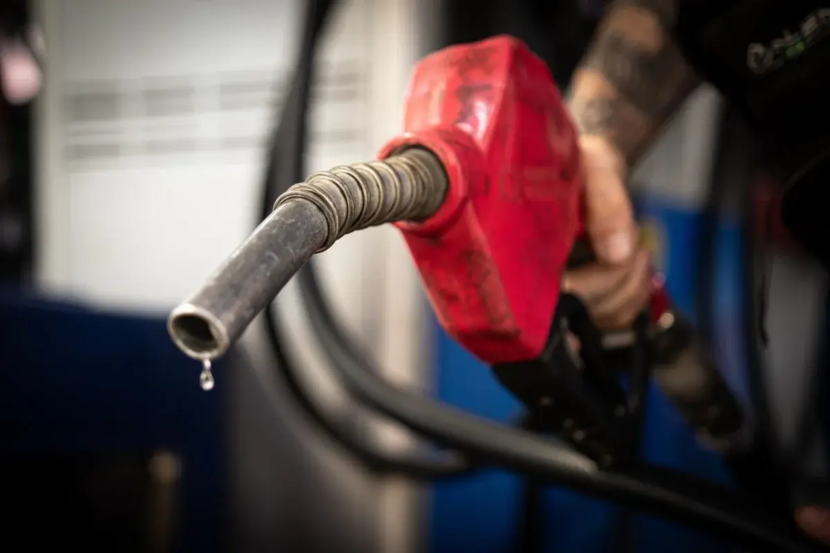 Gasolina com mais etanol chega aos postos: o que muda para o motorista