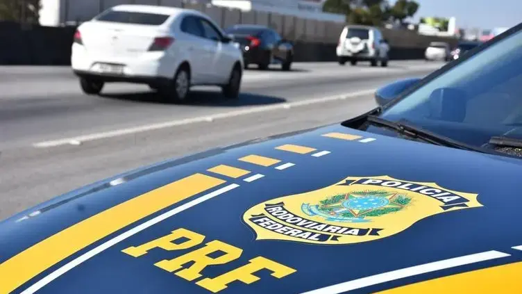 Homem furta viatura da PRF durante abordagem na BR-116 em Itaitinga