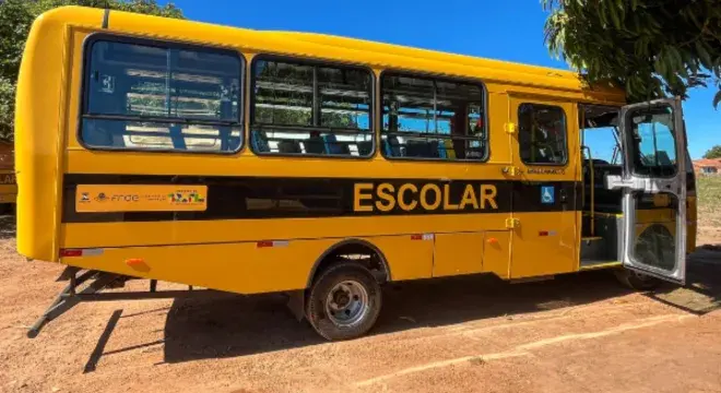 Mãe denuncia negligência após filha passar 5 horas trancada em transporte escolar em Altaneira
