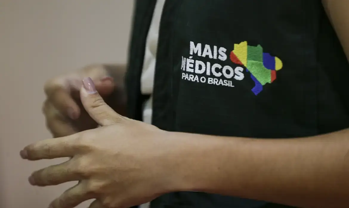 Mais Médicos em Fortaleza: profissionais enfrentam novo atraso no pagamento da contrapartida municipal