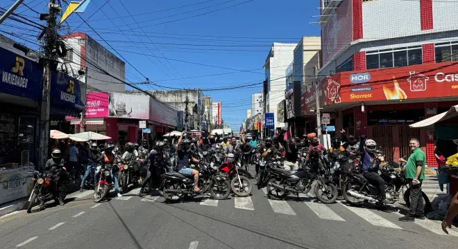 Motociclistas de aplicativo realizam manifestação contra cobrança de taxas em Juazeiro do Norte