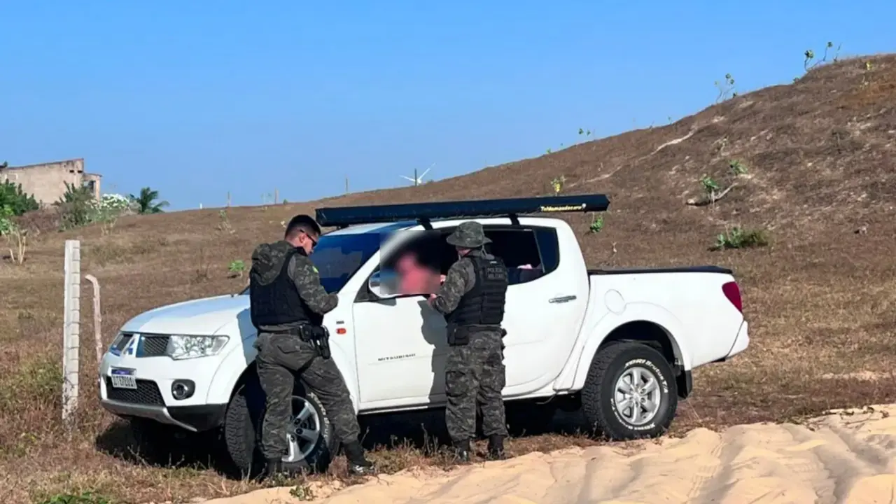 Motoristas são multados em R$ 3 mil por tráfego irregular em dunas na praia da Taíba, no Ceará