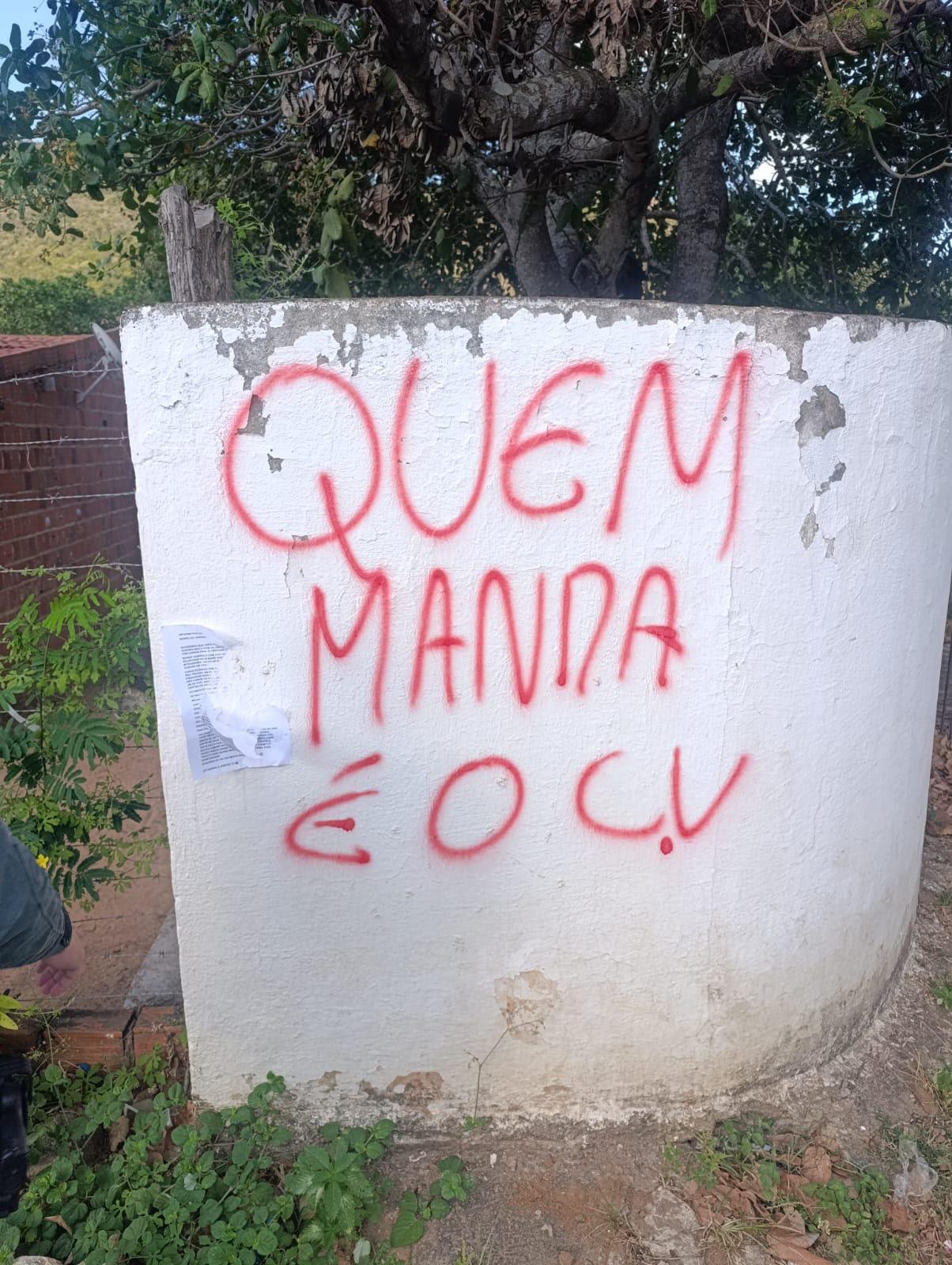 Muro próximo a escola em Sobral é alvo de pichação: “quem manda aqui é o CV”