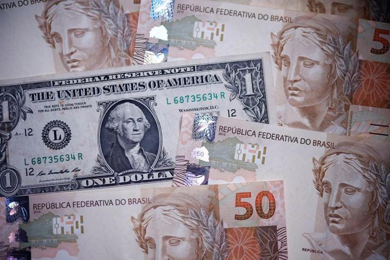 O dólar opera em alta contra o real na manhã desta segunda-feira (24), refletindo o sentimento de cautela nos mercados globais