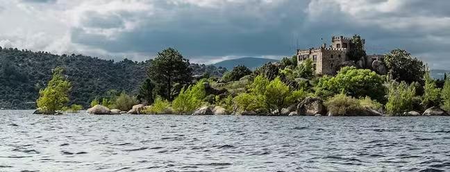 Castelo localizado em ilha particular é colocado à venda por R$ 16 milhões na Espanha