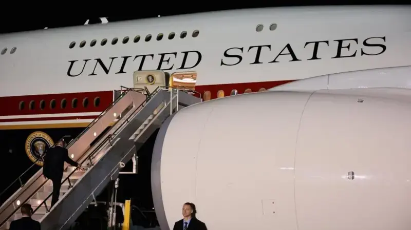 Depois, ele embarcou no avião doado pelo Catar para viajar do Reino Unido aos Estados Unidos