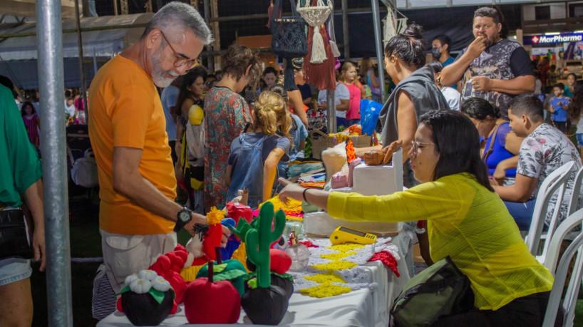 O espaço reúne dezenas de artesãos e funciona como vitrine para peças que representam a criatividade e a identidade cultural do litoral.