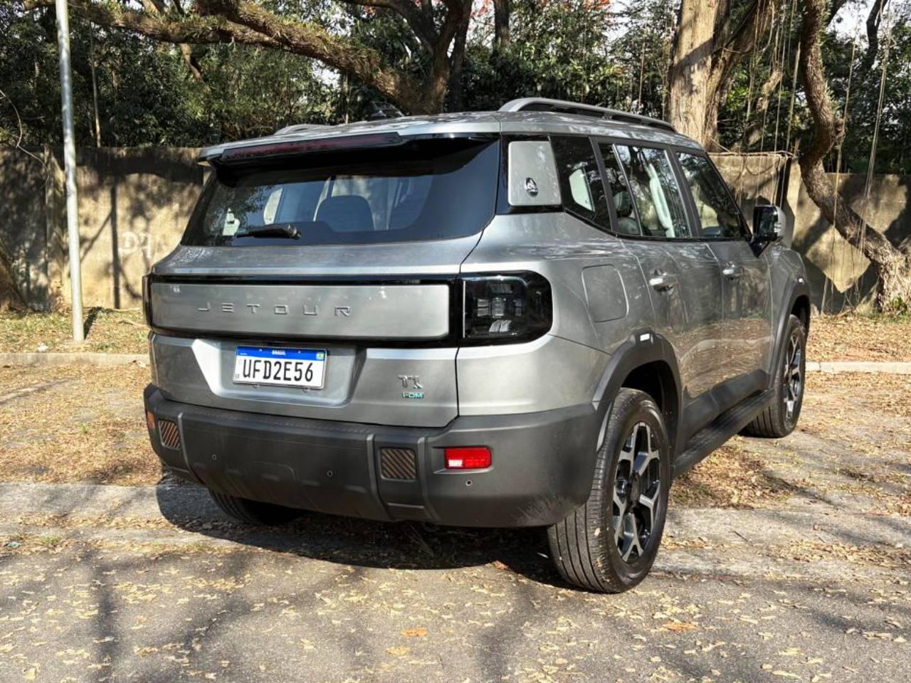 Jetour T1 em jeitão de SUV off-road, mas não é bem assim. Em contrapartida conta com porta-malas espaçoso de 574 litros