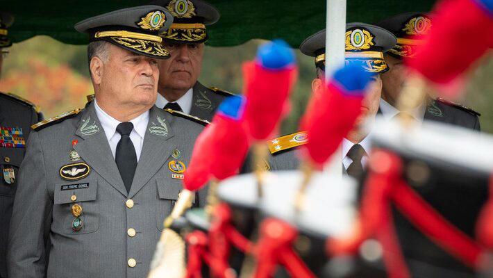 Quem é o ex-comandante do Exército que ameaçou prender Bolsonaro se ele tentasse cancelar a eleição