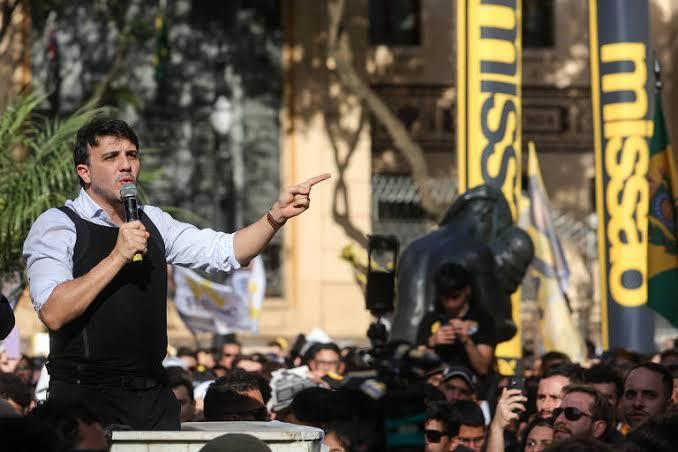 Renan Santos discursa com colete à prova de balas em ato eleitoral