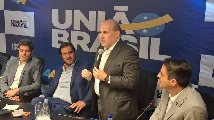 Roberto Cláudio afirma que protocolou notícia-crime contra Elmano 