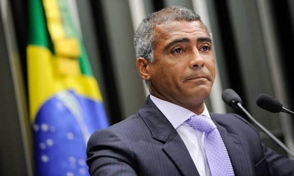 Romário devolve salário aos cofres públicos após polêmica