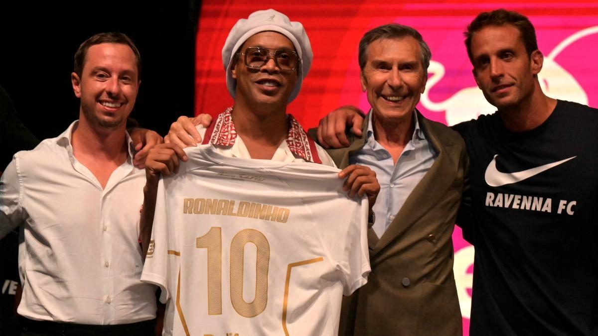 Ronaldinho Gaúcho chega à Itália em busca do gol 300: 