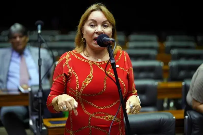 Suplente com tornozeleira eletrônica se candidata para voltar à Câmara dos Deputados