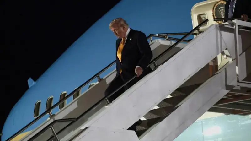 Trump foi colocado escondido em caminhão para trocar de avião por ameaça do Irã, segundo relatos