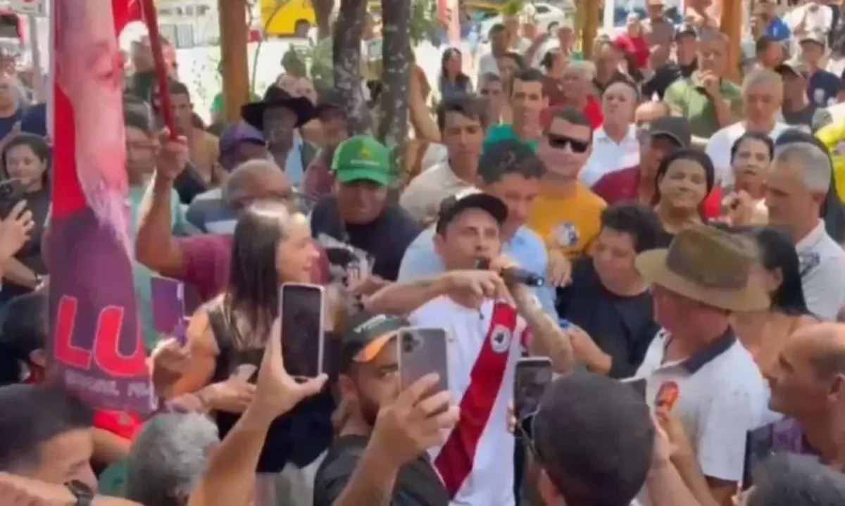 Ao lado de bandeira de Lula, Cleitinho defende governo para todos