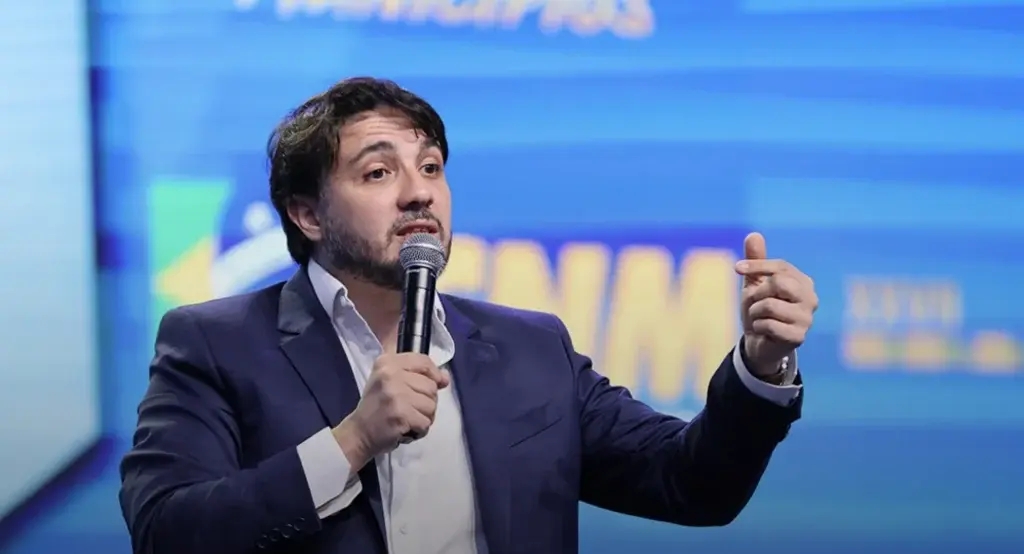 Após ser “desconvidado”, Renan Santos fará ato em frente à “Globo”