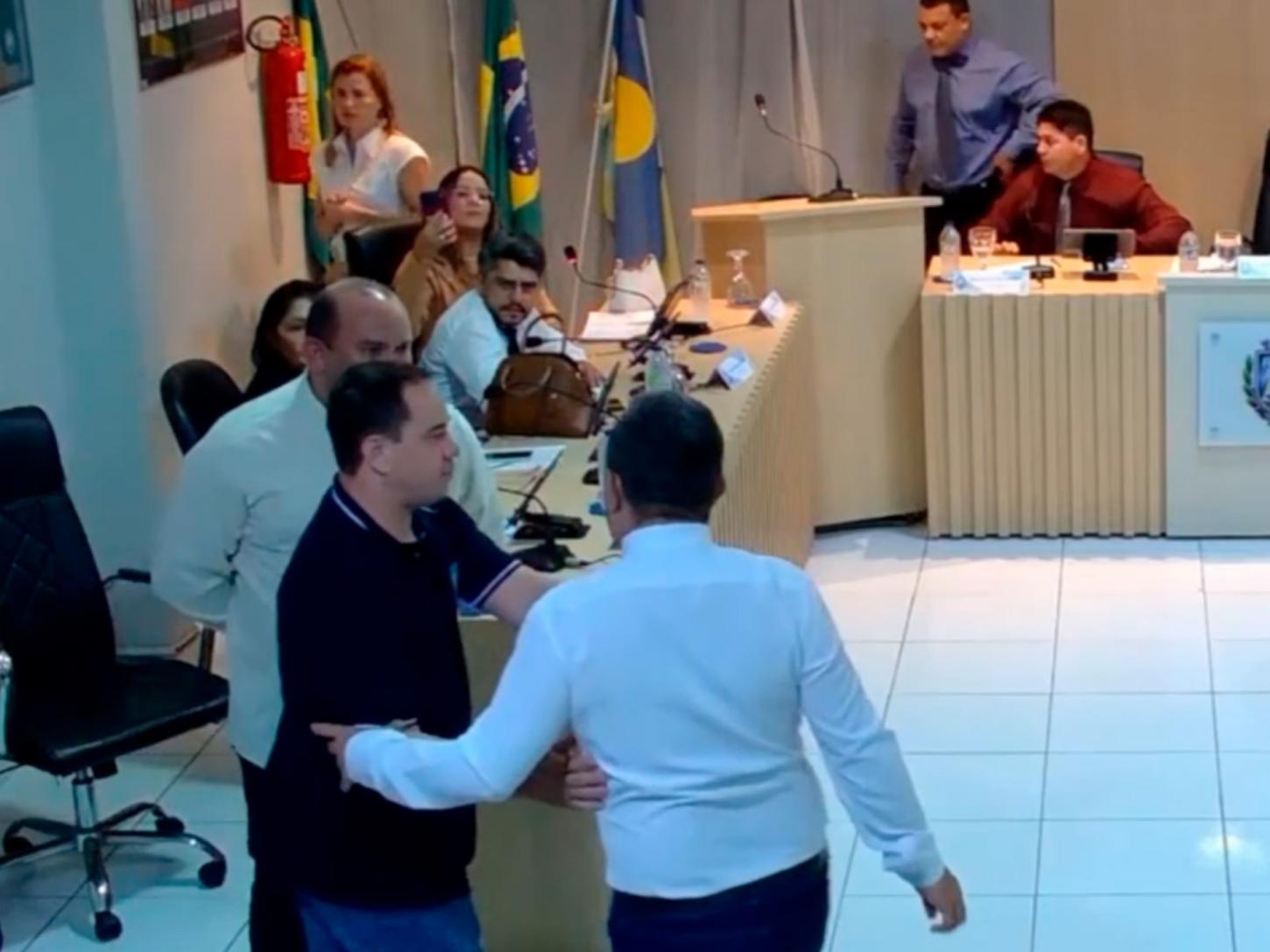 Bate-boca e confusão marcam reunião de vereadores no município de Fortim (veja o vídeo)