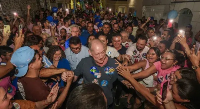 Caminhada com Ciro Gomes reúne apoiadores em Juazeiro do Norte
