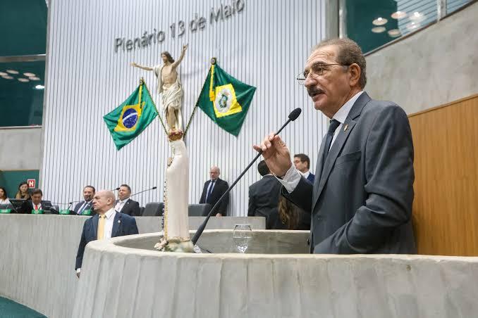 Carro capota com o deputado Walter Cavalcante em rodovia no Ceará; parlamentar passa bem