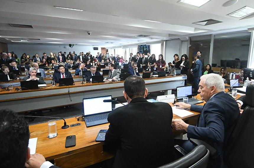 CCJ do Senado aprova PEC do fim da escala 6x1