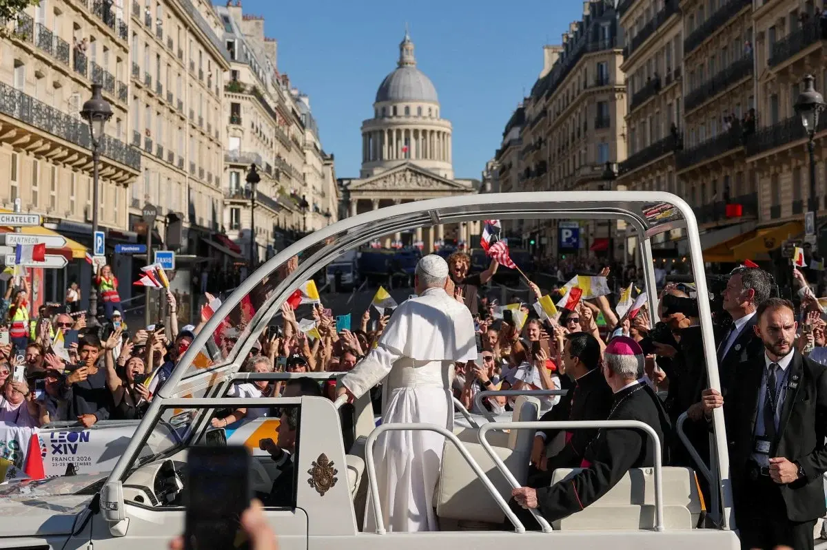 Centenas de milhares em Paris saúdam papa Leão no maior evento de sua viagem à França