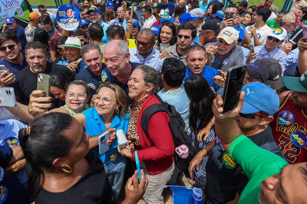 Ciro Gomes recebe benção em Igreja Matriz de Canindé