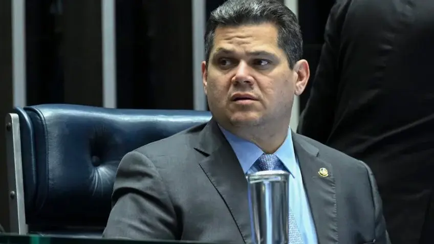 Crise no STF torna reeleição de Alcolumbre no Senado incerta