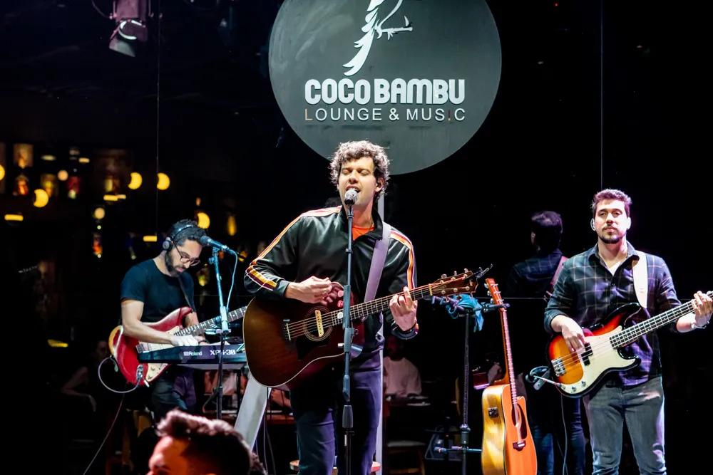 Davi Cartaxo comemora 10 anos de carreira com show especial no Coco Bambu Iguatemi