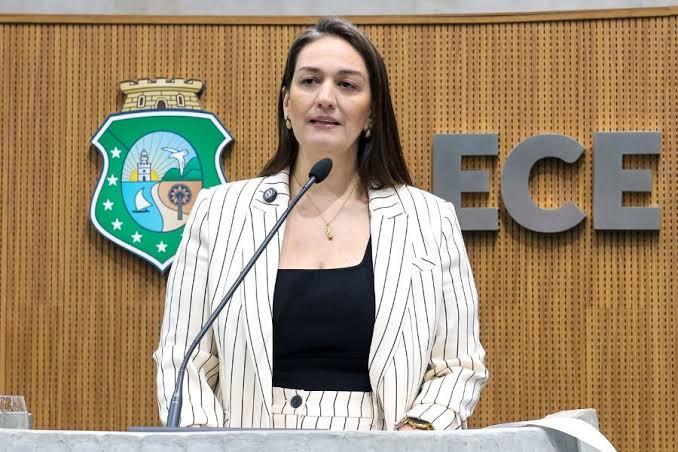 Deputada Luana Régia rompe com Elmano de Freitas e anuncia saída da base do governo no Ceará 
