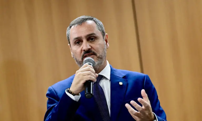 Em meio à crise no Judiciário, Mendonça afasta Andrei Rodrigues do comando da PF
