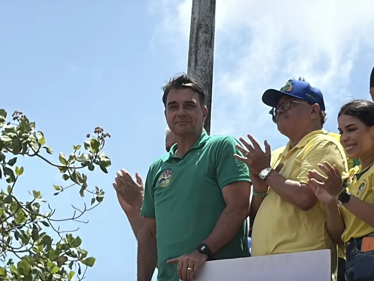 Em São Luís, Flávio chora em comício e ergue retrato de Jair Bolsonaro.